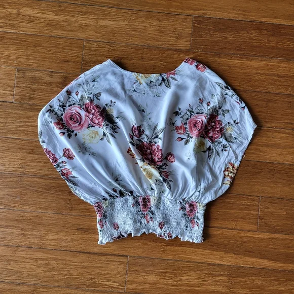 White flowy crop top, floral pattern, size medium - Picture 2 of 4